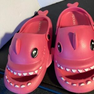 Rockin Pink Shark Kids Slip-On Sandals size 34/35 Fun Vacation Festival Shoes